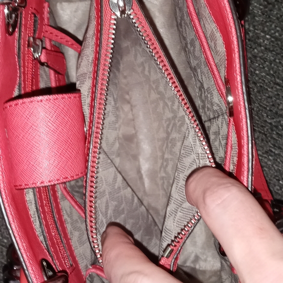 π΄SOLDπ΄πRARE/HTF Michael Korsπ - Cynthia Small Coral Chevron Saffiano Leather - Picture 14 of 16